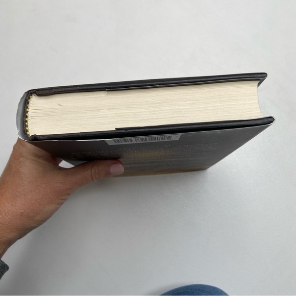 LAURA HILLENBRAND Hardcover UNBROKEN - Picture 5 of 9